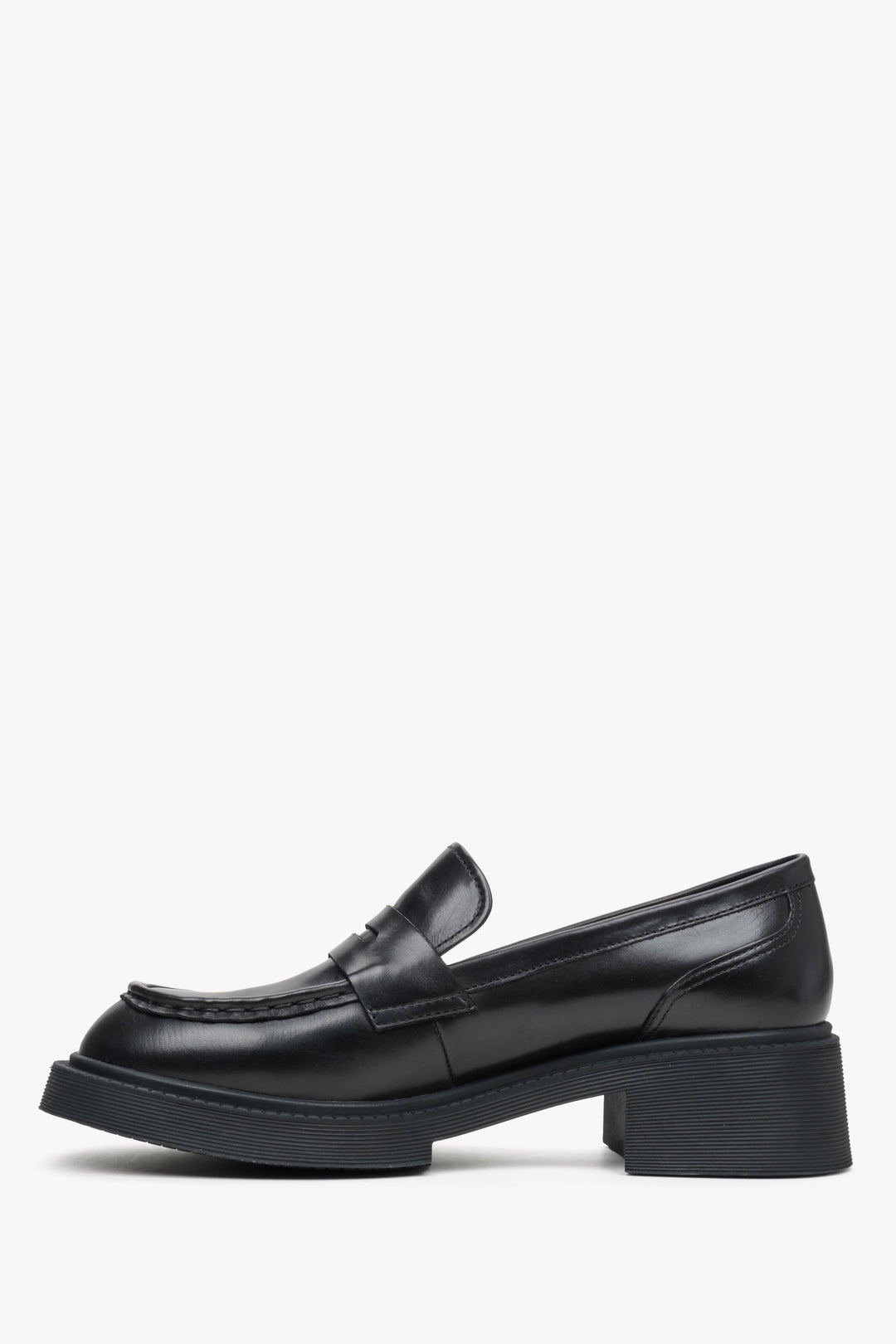 Skórzane, czarne mokasyny damskie na stabilnym obcasie - profil buta.