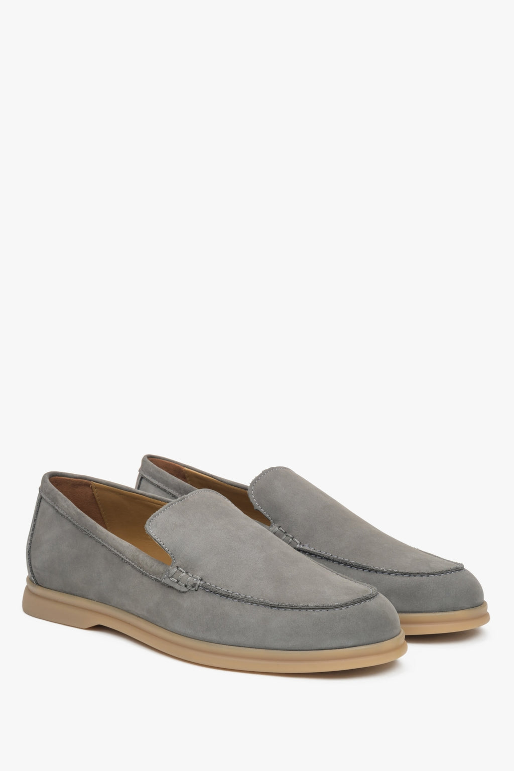 Eleganckie szare loafersy męskie Estro, wykonane z wysokiej jakości włoskiego nubuku naturalnego.