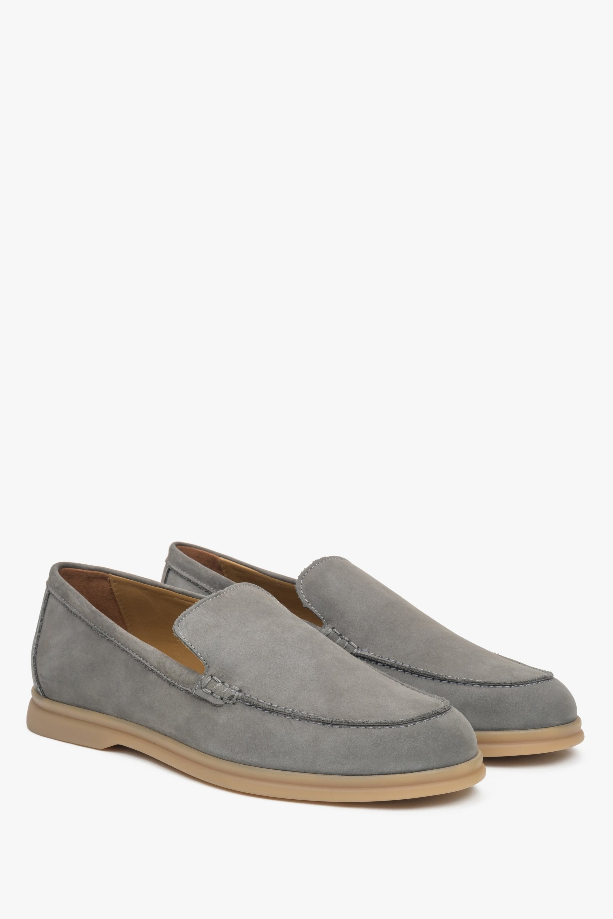 Eleganckie szare loafersy męskie Estro, wykonane z wysokiej jakości włoskiego nubuku naturalnego.