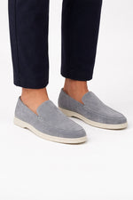 szare mokasyny męskie z weluru naturalnego na wiosnę
