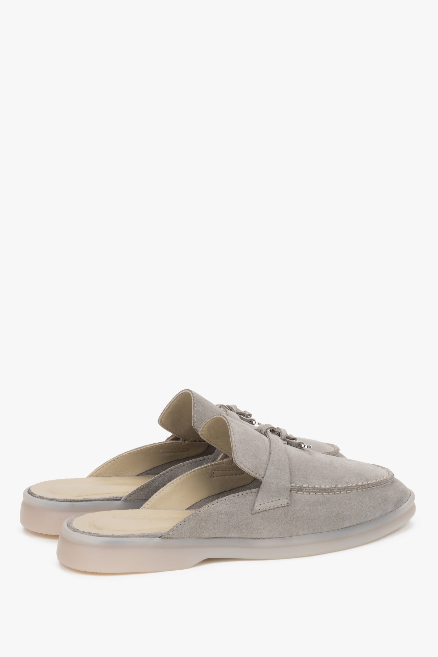 Z miękkiego włoskiego weluru naturalnego Premium, szare mule damskie Estro.