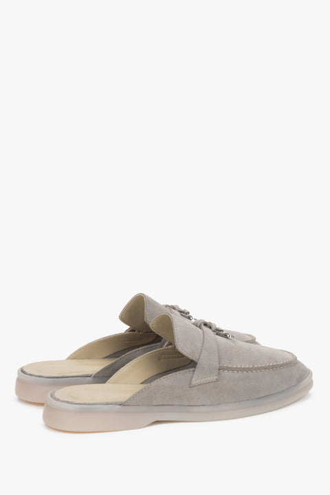 Z miękkiego włoskiego weluru naturalnego Premium, szare mule damskie Estro.