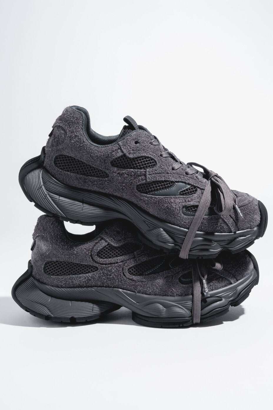 Szare sneakersy damskie z weluru naturalnego na elastycznej podeszwie ES8 ER00120360