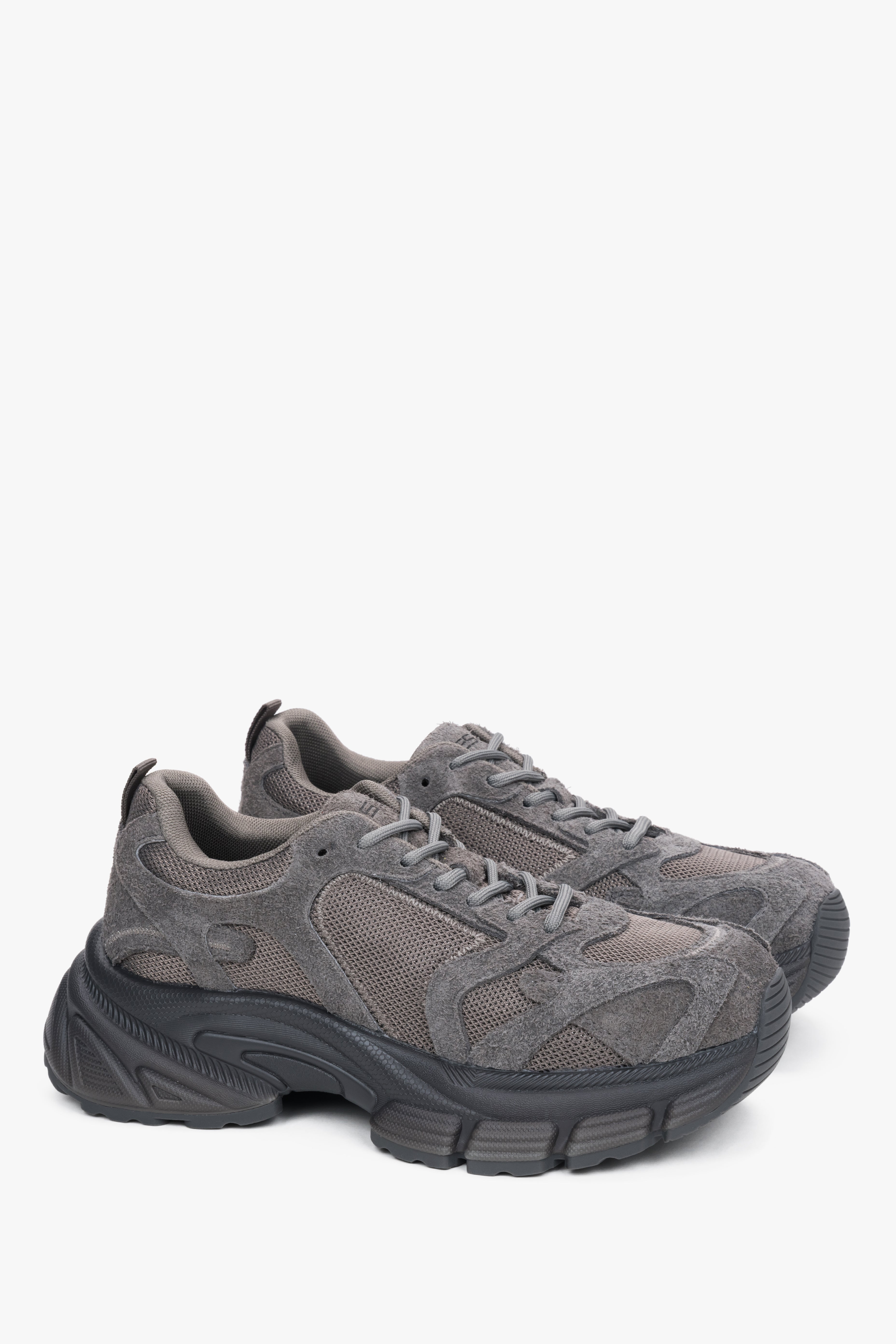 ES8 - szare sneakersy damskie z weluru naturalnego i przewiewnej siateczki na platformie.