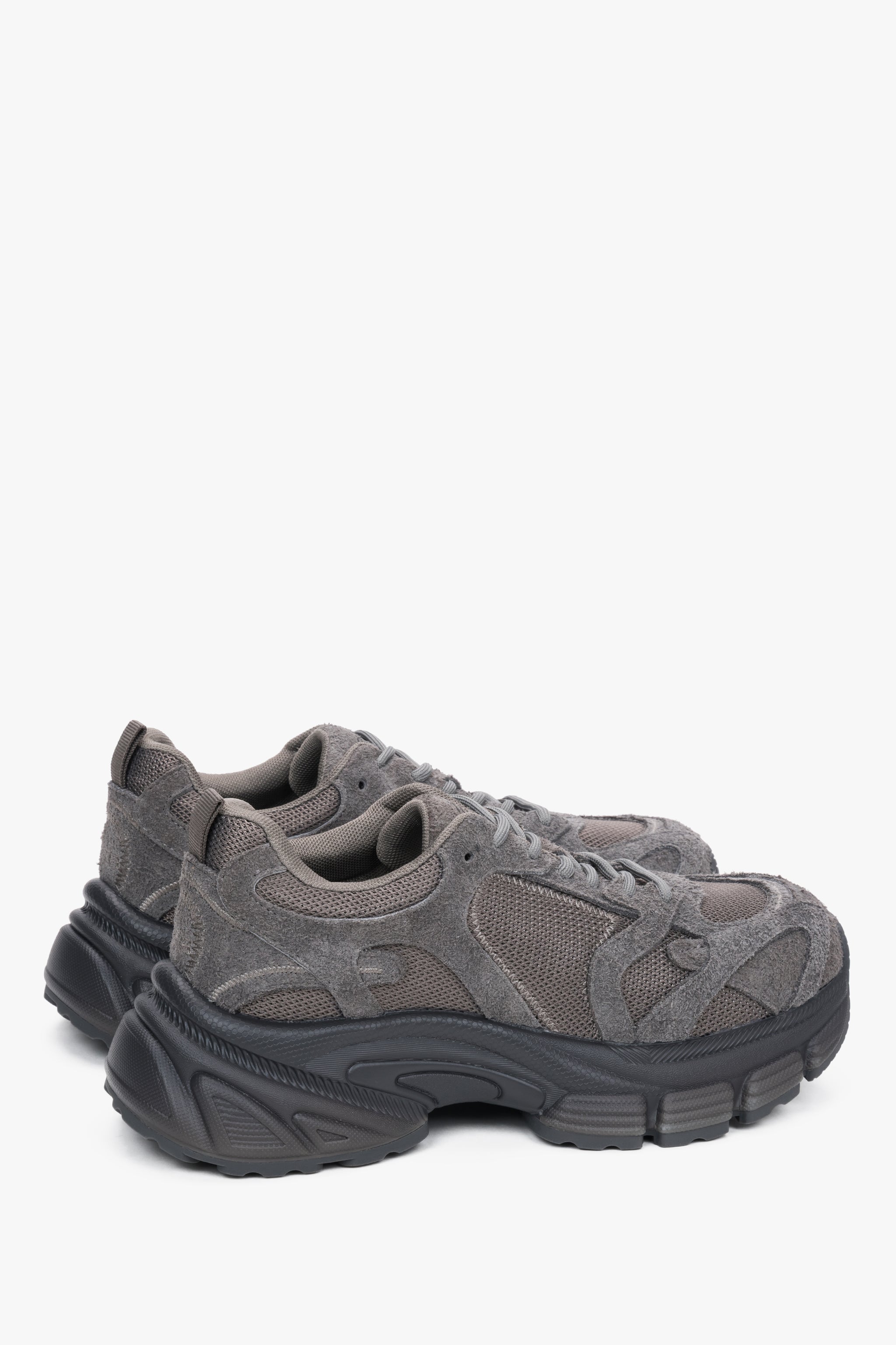 Z weluru naturalnego i przewiewnej siateczki, szare sneakersy damskie na platformie ES8.