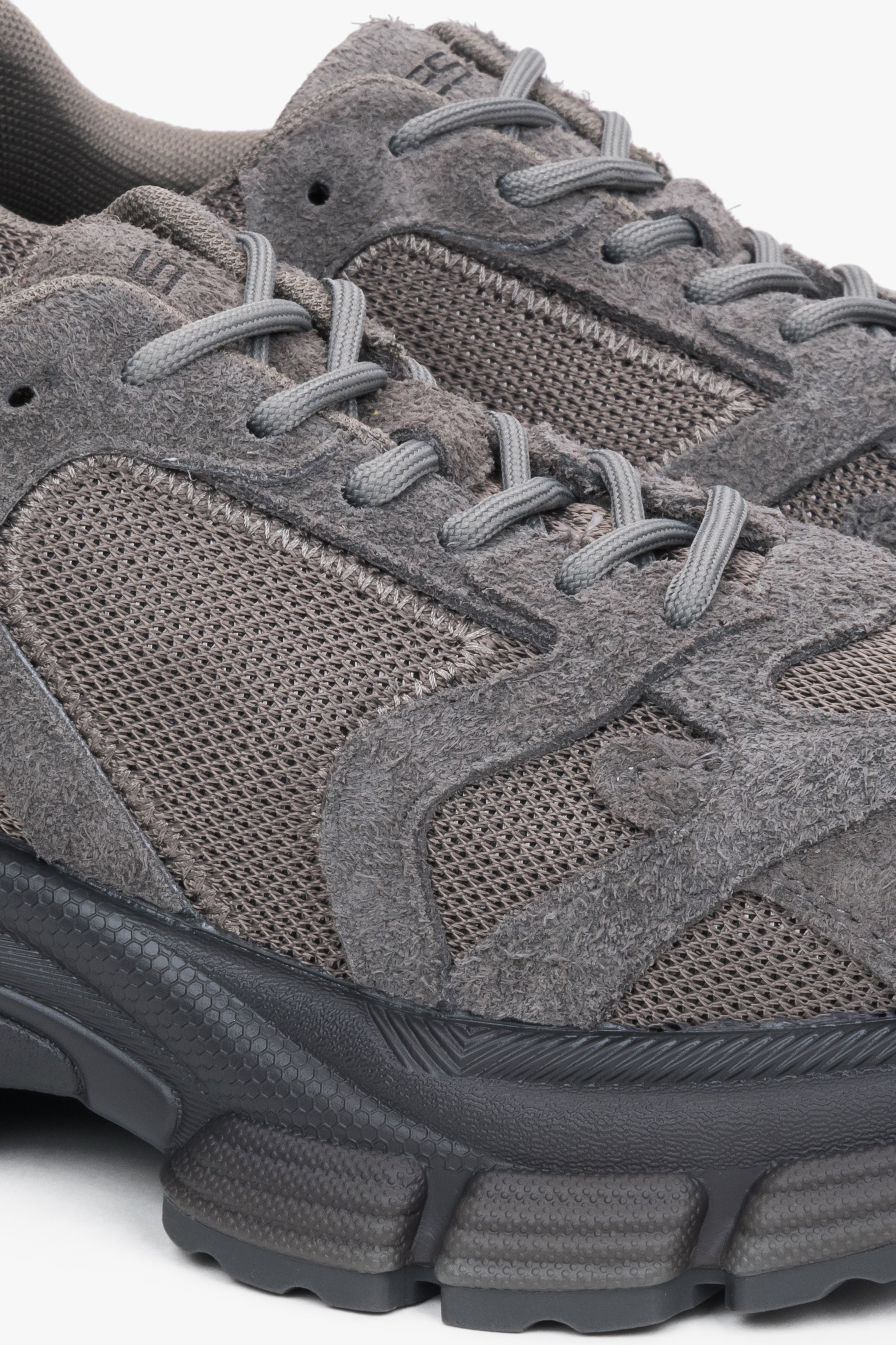 Szare sneakersy damskie ES8, na platformie, z weluru naturalnego i przewiewnej siateczki.