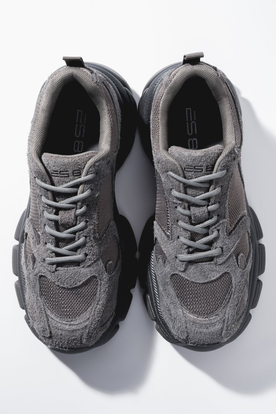 Szare sneakersy damskie z weluru naturalnego i przewiewnej siateczki na platformie ES8 ER00120359