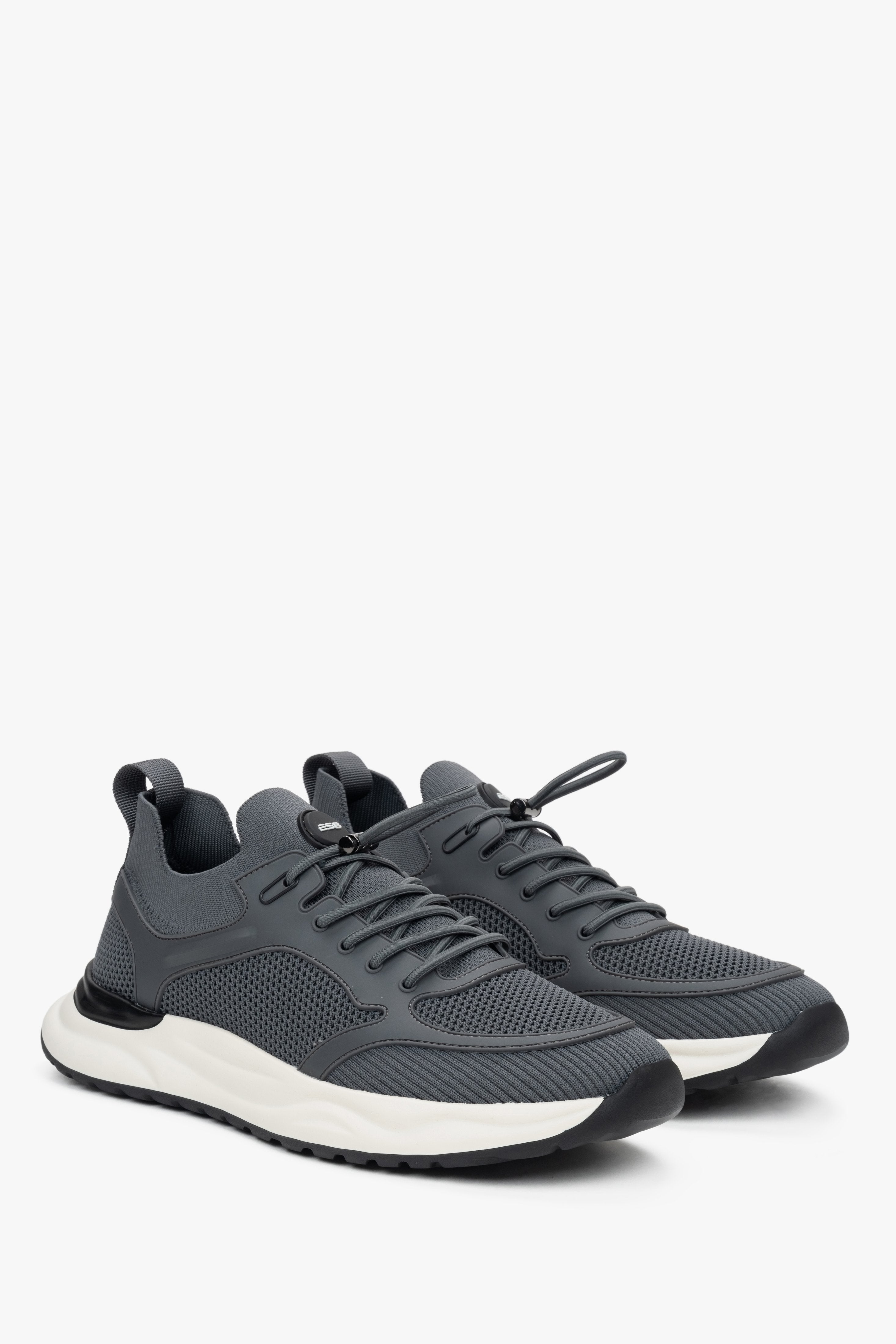 Szare sportowe sneakersy męskie z miękkich tekstyliów i przewiewnej siateczki.
