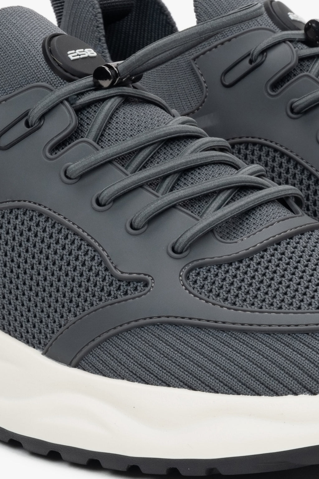 Szare sportowe sneakersy męskie ES8, z miękkich tekstyliów i przewiewnej siateczki.
