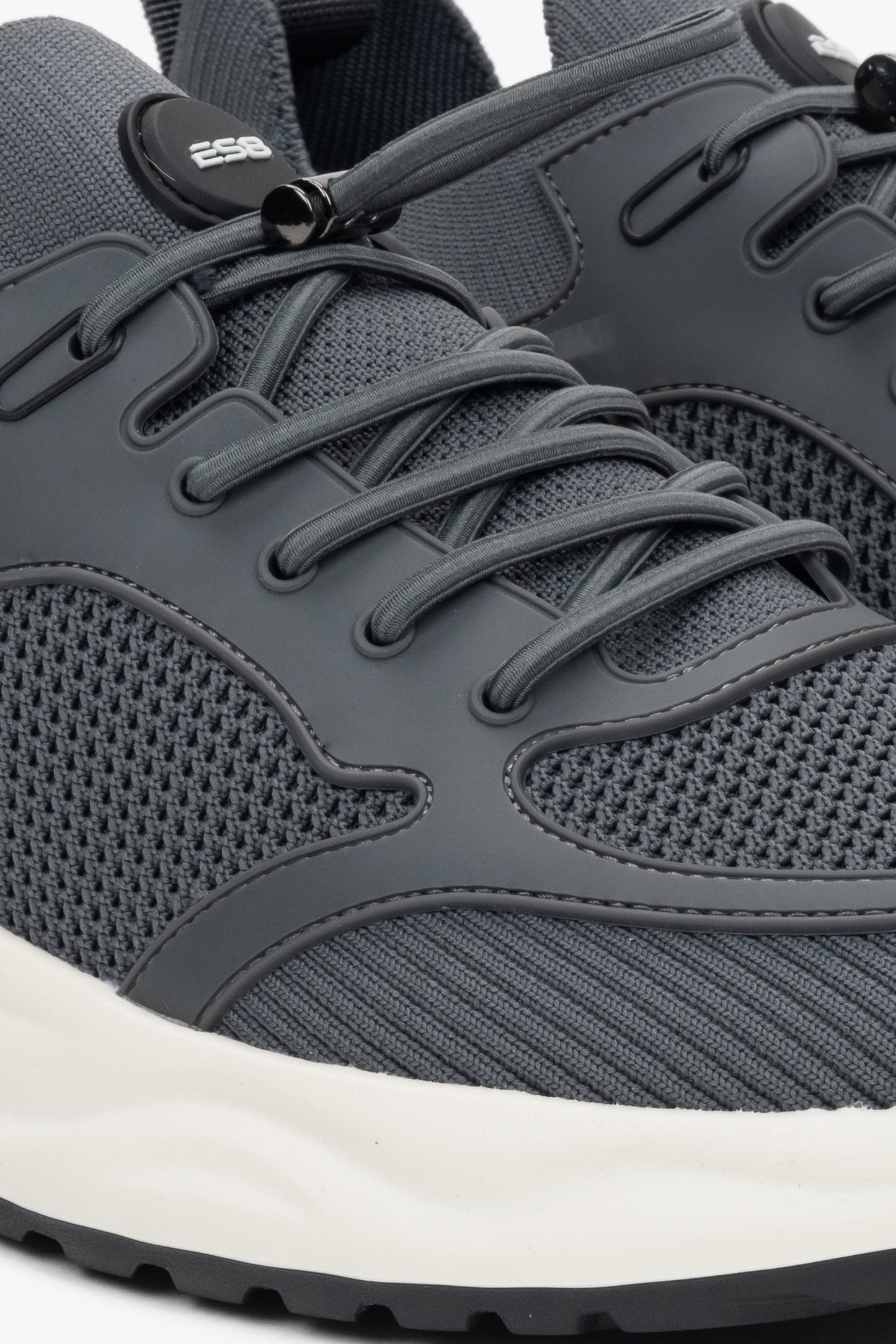 Szare sportowe sneakersy męskie ES8, z miękkich tekstyliów i przewiewnej siateczki.