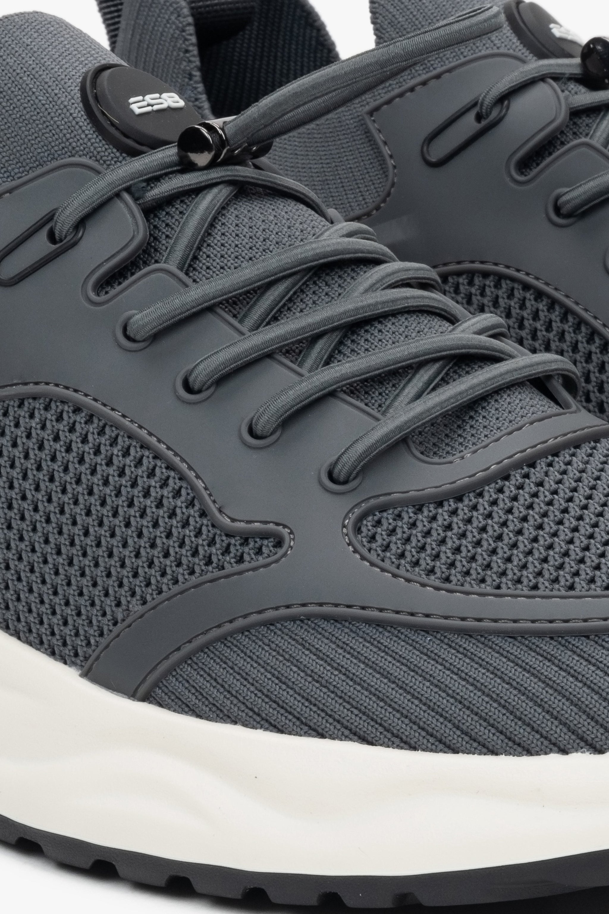 Szare sportowe sneakersy męskie ES8, z miękkich tekstyliów i przewiewnej siateczki.