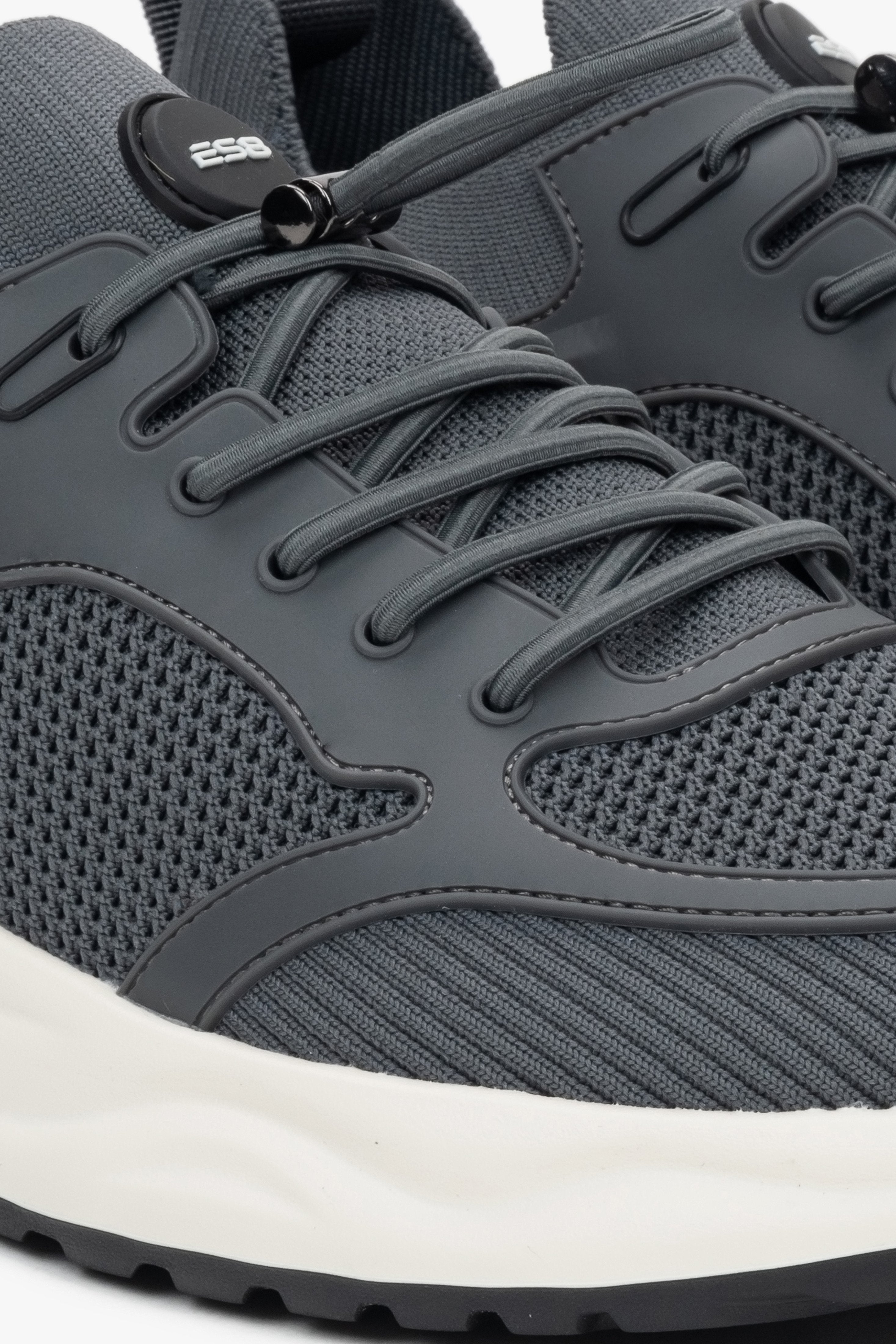 Szare sportowe sneakersy męskie ES8, z miękkich tekstyliów i przewiewnej siateczki.
