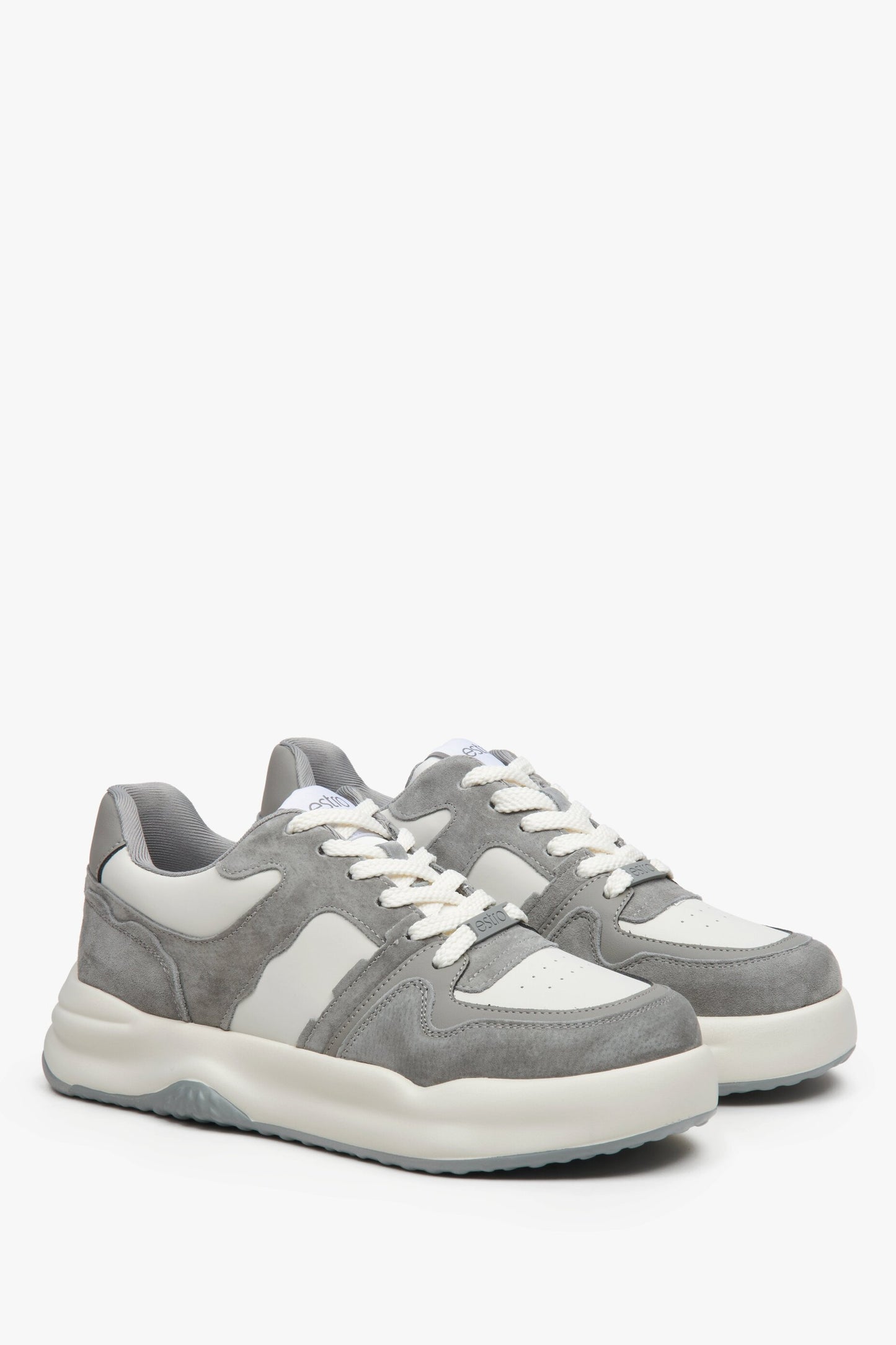 Szaro-białe sneakersy damskie Estro z zamszu i skóry naturalnej.