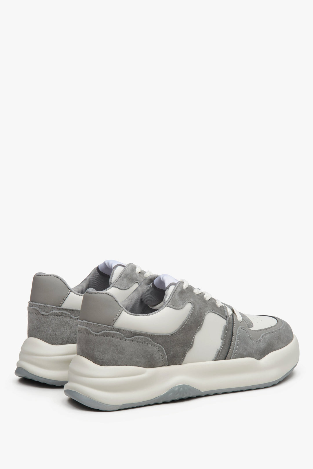 Sneakersy damskie ze skóry naturalnej i zamszu - zbliżenie na zapiętek i przyszwę boczną butów w kolorze szaro-białym.