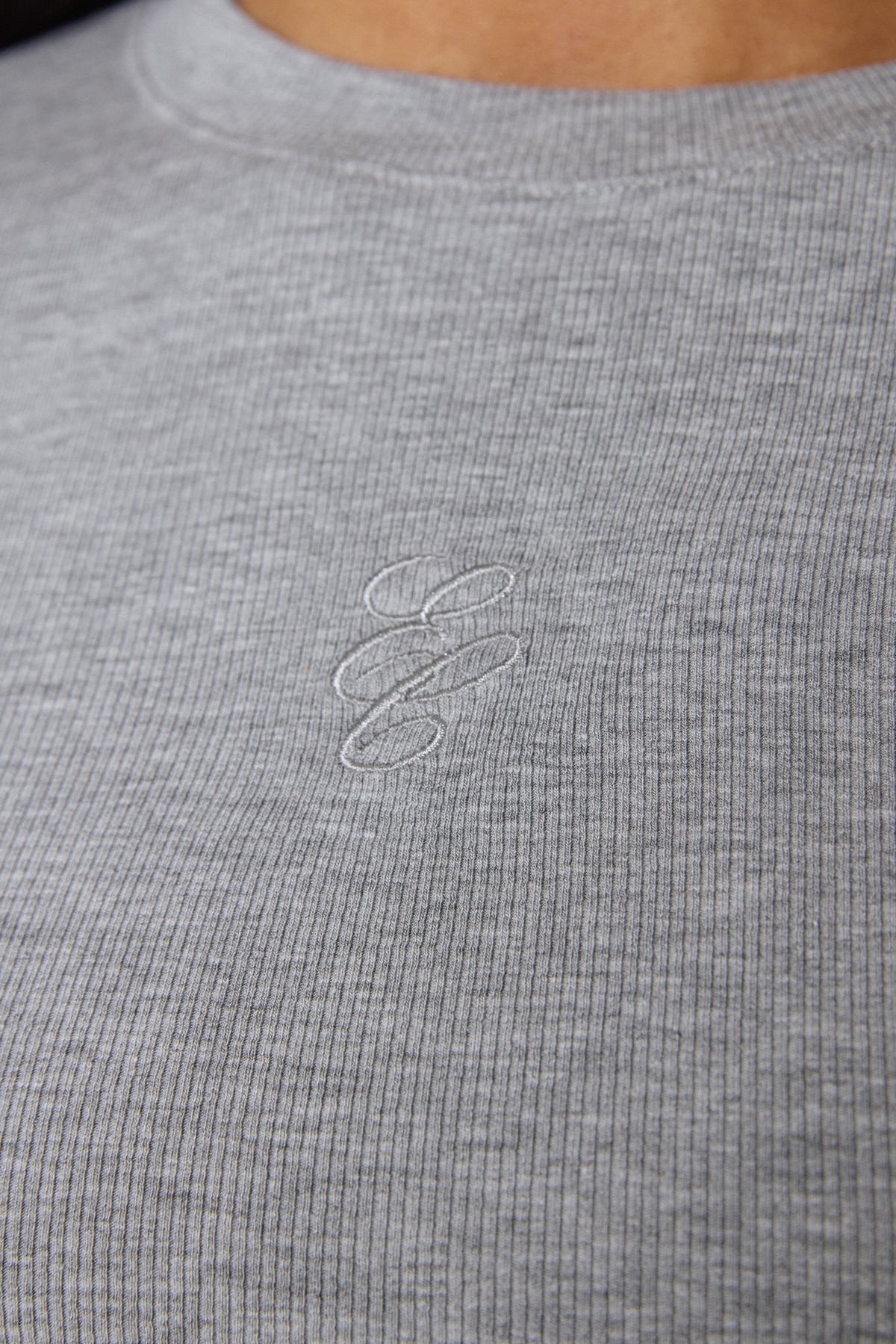 Szary prążkowany longsleeve damski bawełniano-wiskozowy marki Estro Club - detale.