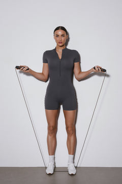 Kombinezon damski sportowy, szary, slim fit, z krótkim rękawem i nogawką, Estro.