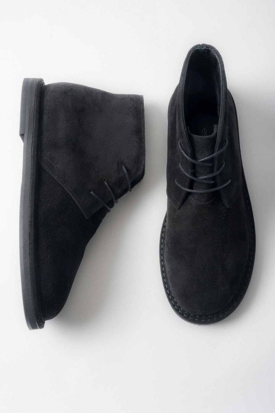 Sznurowane botki damskie z czarnego weluru naturalnego.