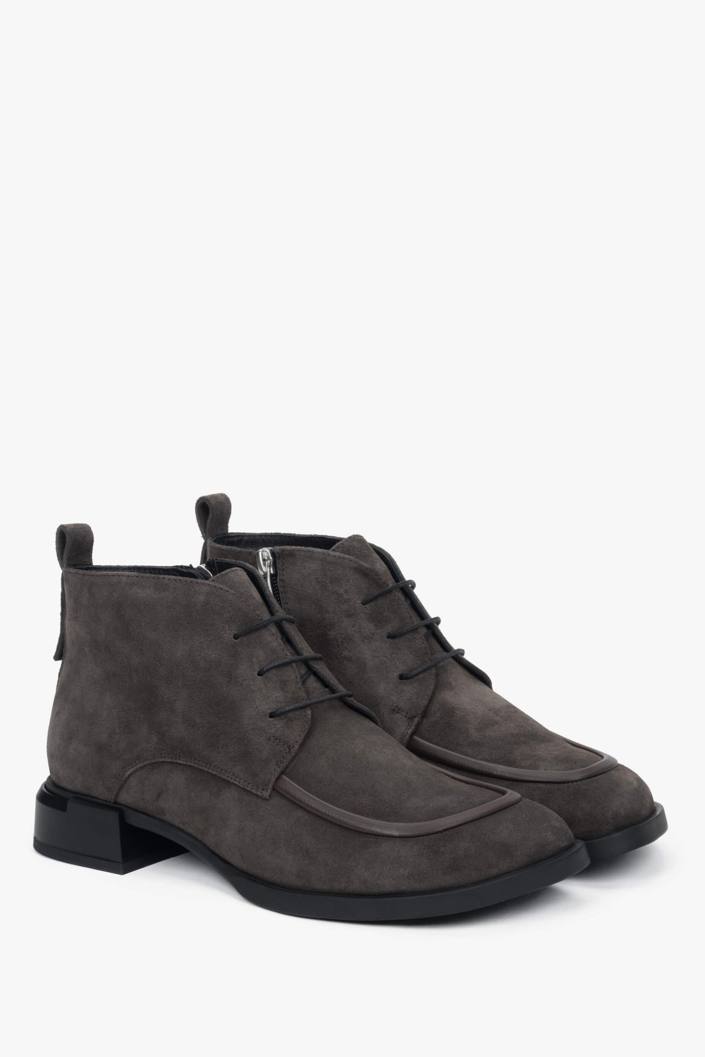 Estro ER00118240 - niskie, sznurowane botki damskie z brązowego weluru naturalnego.