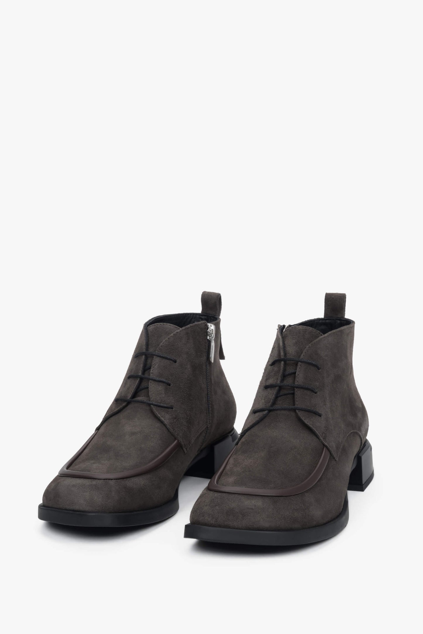 Damskie niskie, sznurowane botki z brązowego weluru naturalnego Estro ER00118240.