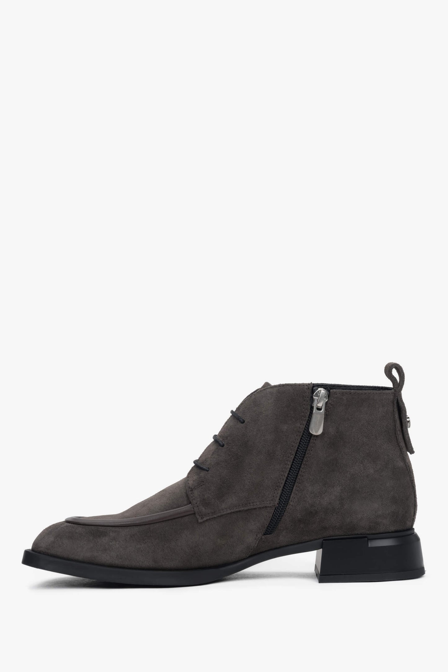 Botki damskie Estro ER00118240, niskie, sznurowane, z brązowego weluru naturalnego.