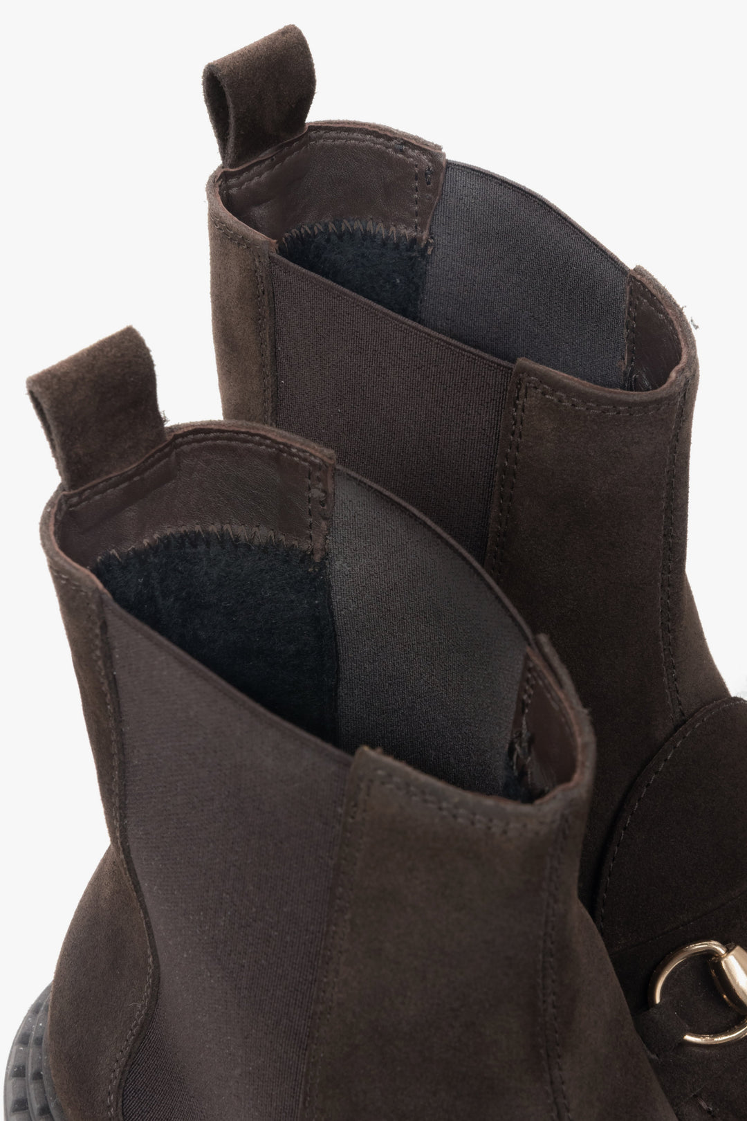 Z włoskiego weluru naturalnego Premium, ciemnobrązowe sztyblety damskie ze złotą sprzączką.