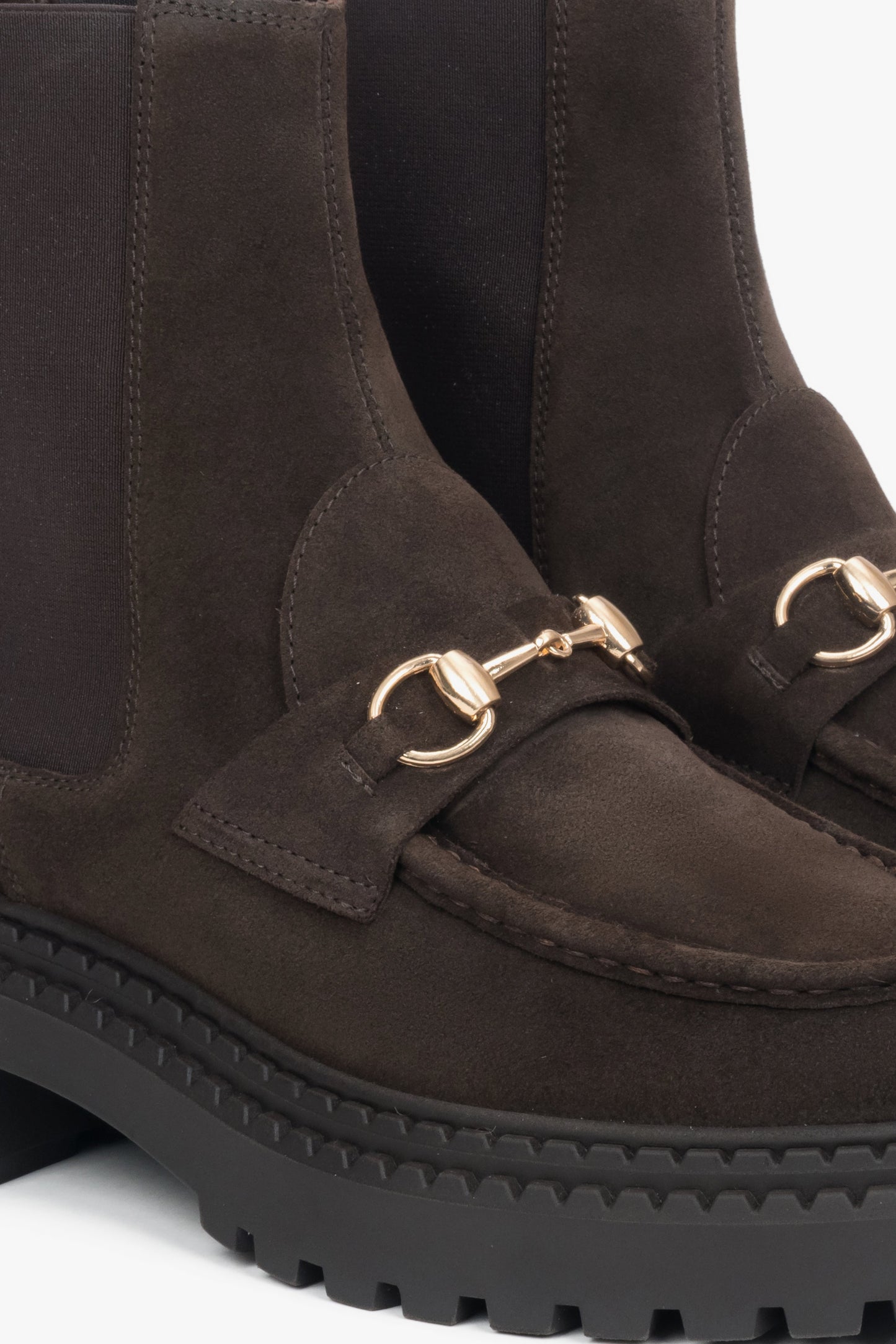 Ze złotą sprzączką, ciemnobrązowe sztyblety damskie z włoskiego weluru naturalnego Premium.