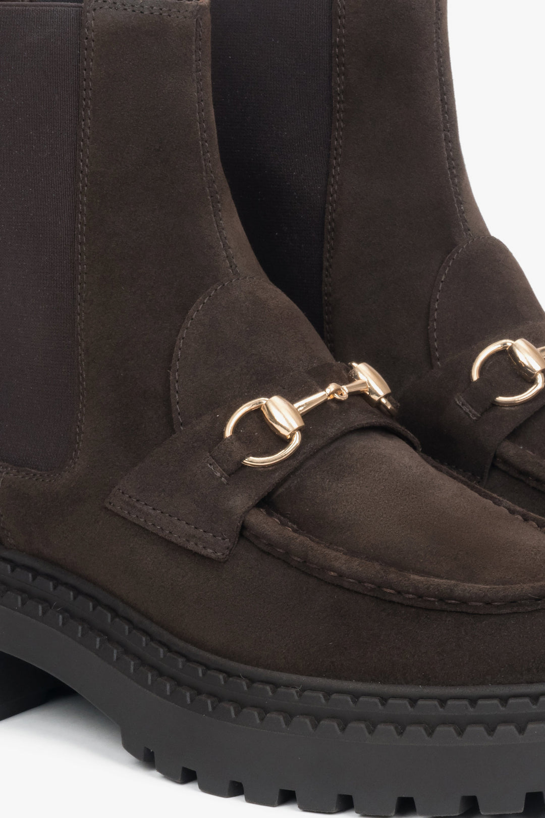 Ze złotą sprzączką, ciemnobrązowe sztyblety damskie z włoskiego weluru naturalnego Premium.