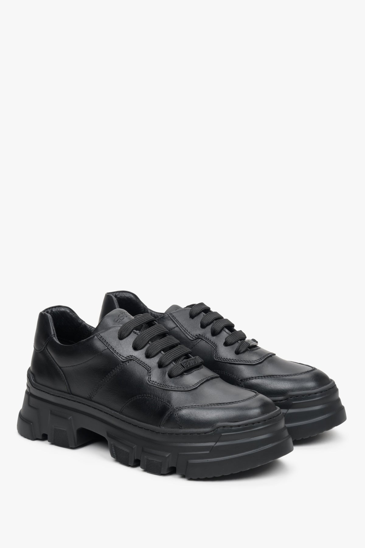 Skórzane, czarne sneakersy damskie Estro ze sznurowaniem na masywnej podeszwie.