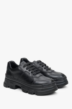 Skórzane, czarne sneakersy damskie Estro ze sznurowaniem na masywnej podeszwie.