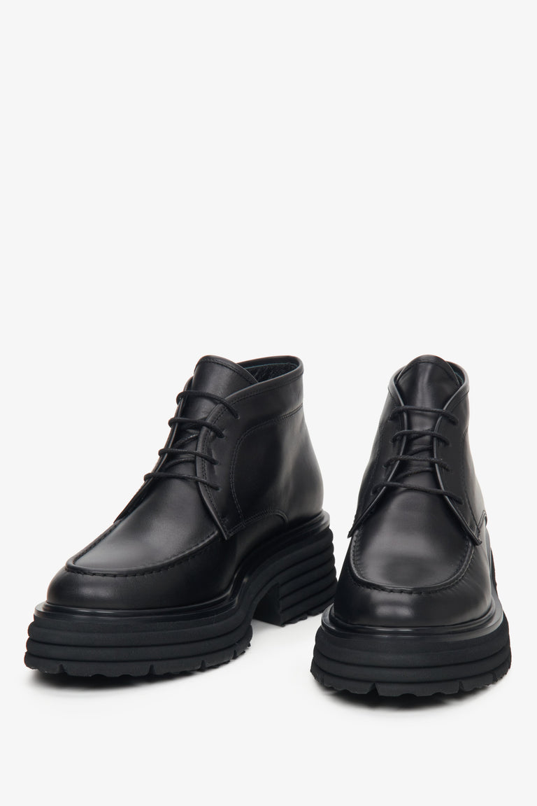 Czarne botki damskie ze skóry naturalnej Estro - zbliżenie na czubek butów.