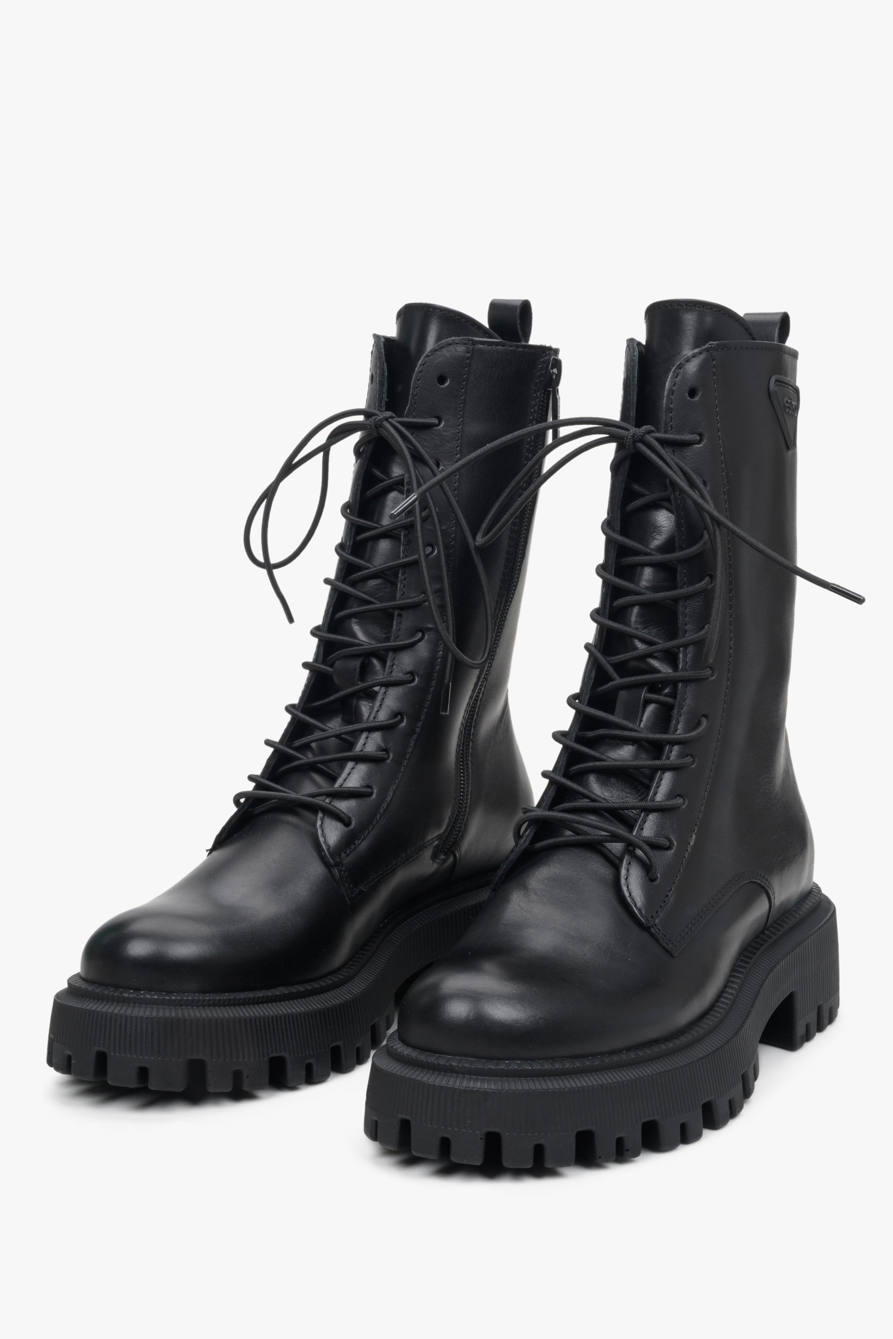 Wysokie, czarne workery damskie ze skóry naturalnej Estro - zbliżenie na czubek buta i system ozdobnego sznurowania.