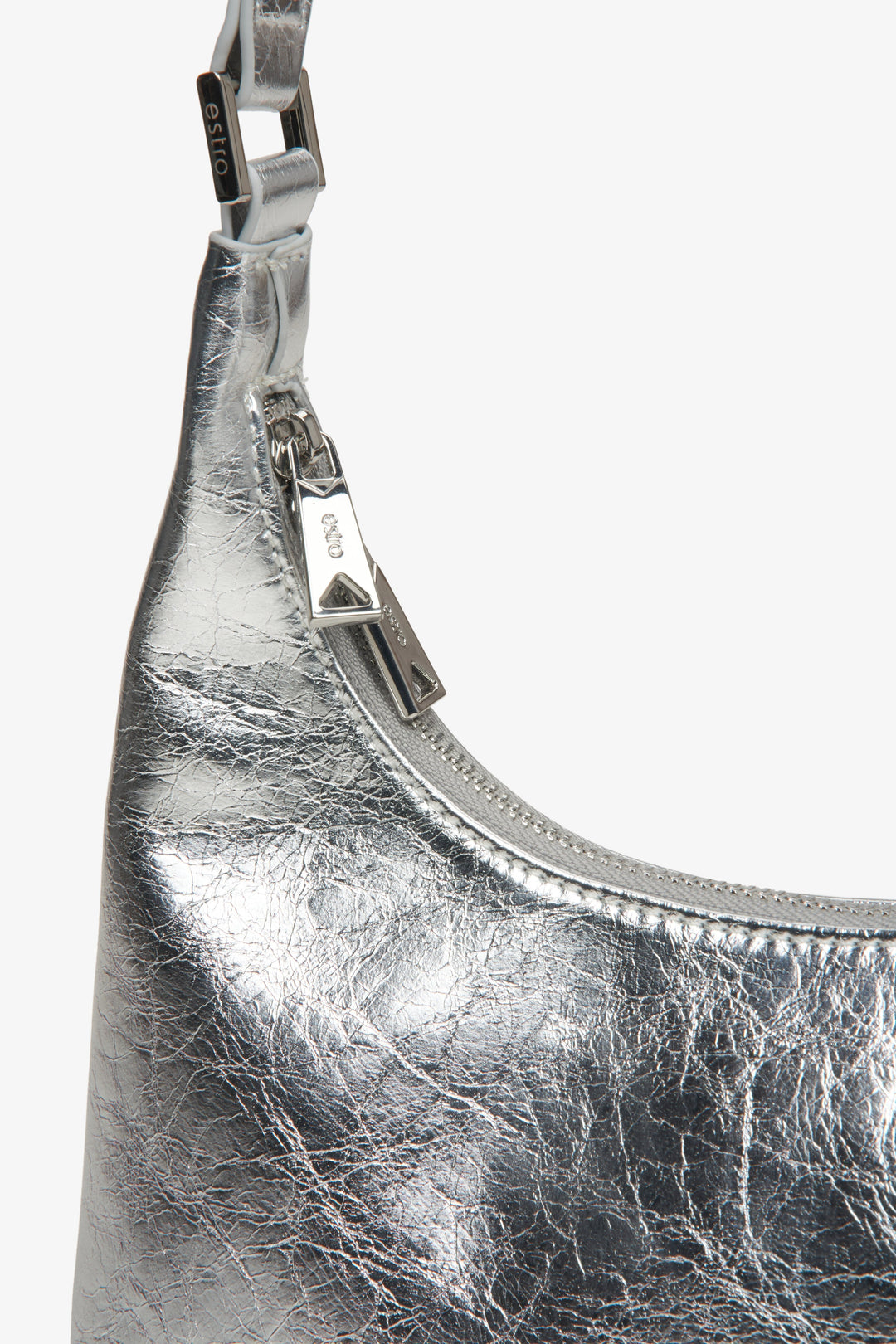 Damska srebrna torebka Estro z lakierowanej skóry - zbliżenie na detale.