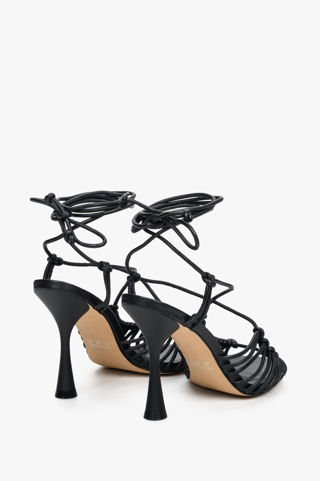 Czarne, wiązane, plecione sandały damskie na szpilce Estro - zbliżenie na tył buta.