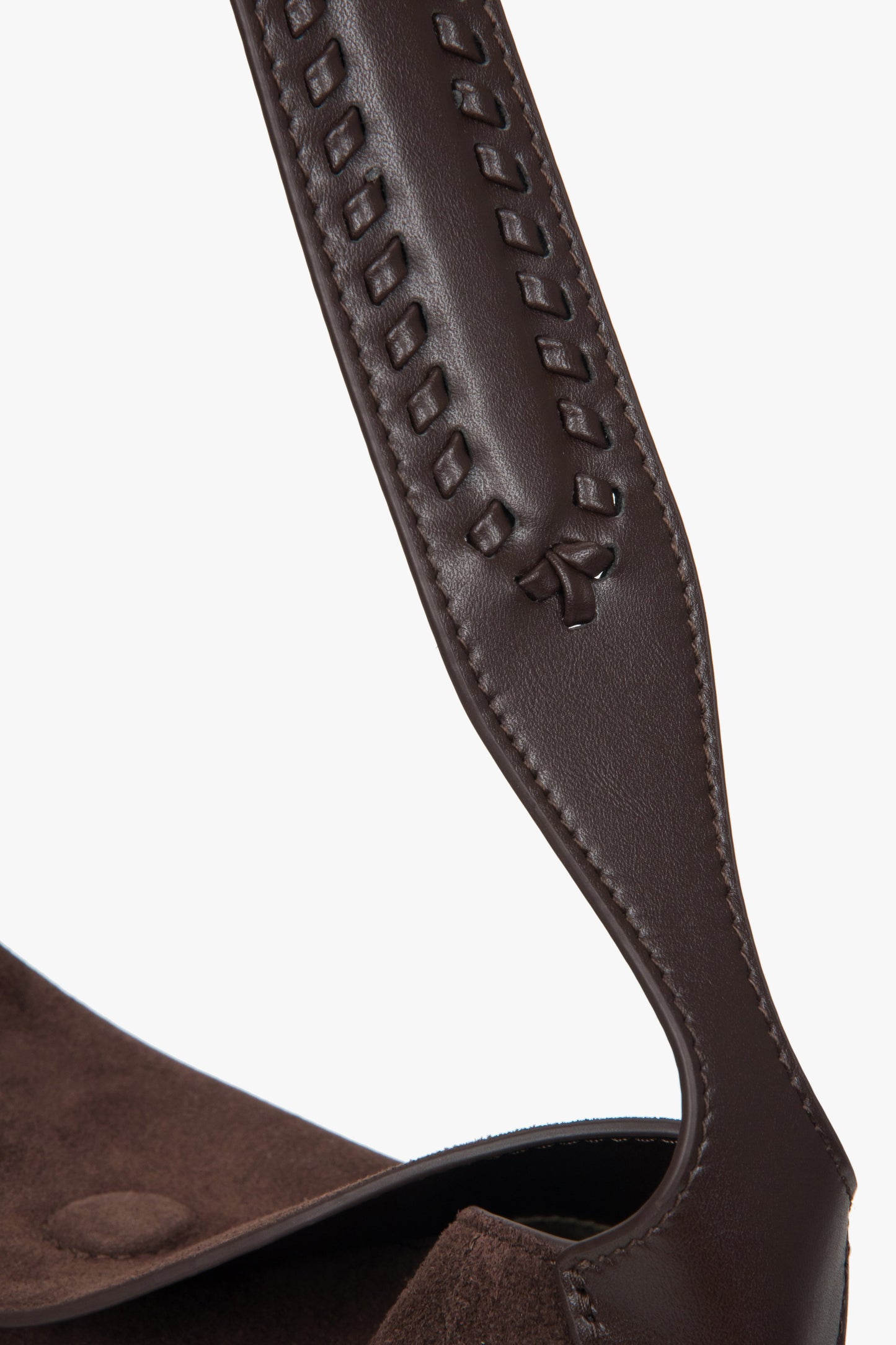 Ciemnobrązowa torebka damska na ramię z weluru naturalnego.