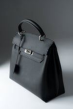 Torebka damska ze skóry naturalnej typu kuferek w kolorze czarnym Estro ER00118893.