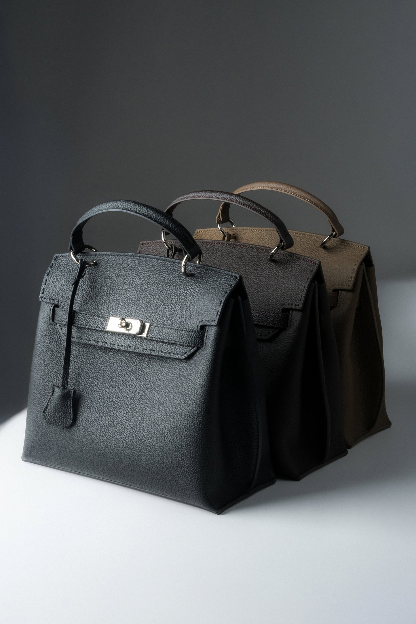 Torebka damska ze skóry naturalnej typu kuferek w kolorze czarnym.