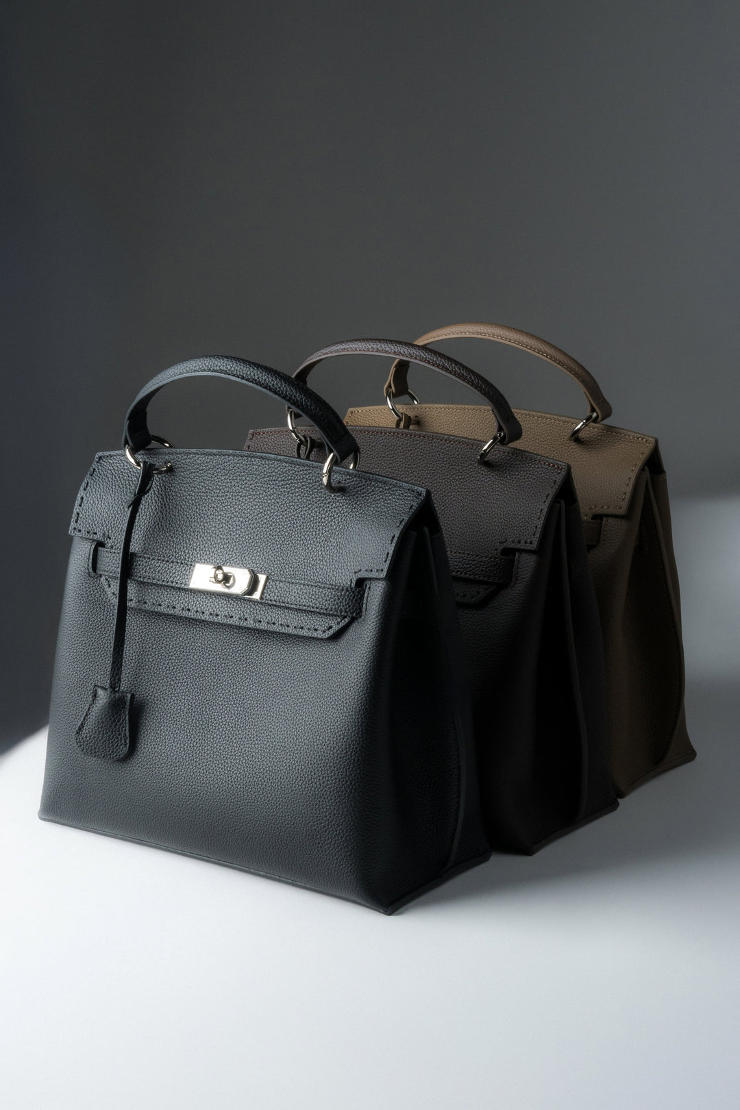 Torebka damska ze skóry naturalnej typu kuferek w kolorze taupe.