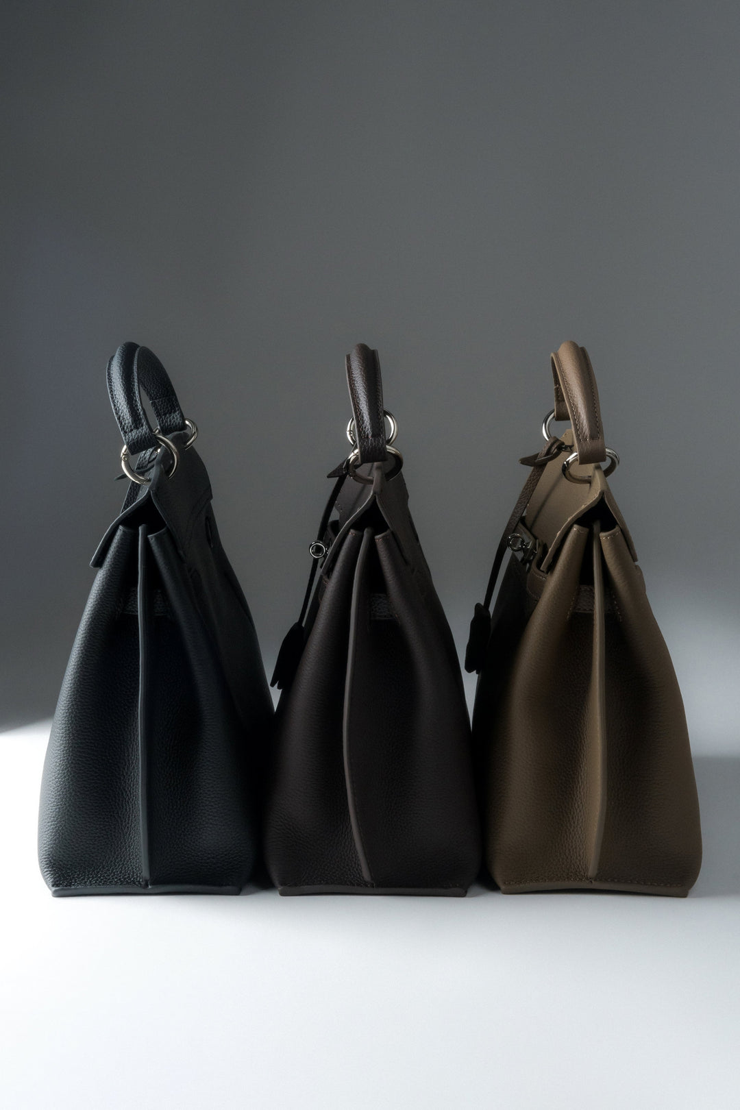 Damska torebka ze skóry naturalnej typu kuferek marki Estro - porównanie kolorów.
