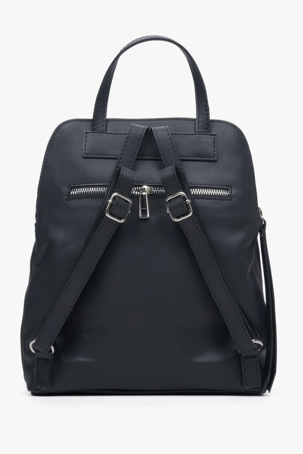 Skórzany, czarny plecak damskie marki Estro - zbliżenie na tył modelu.