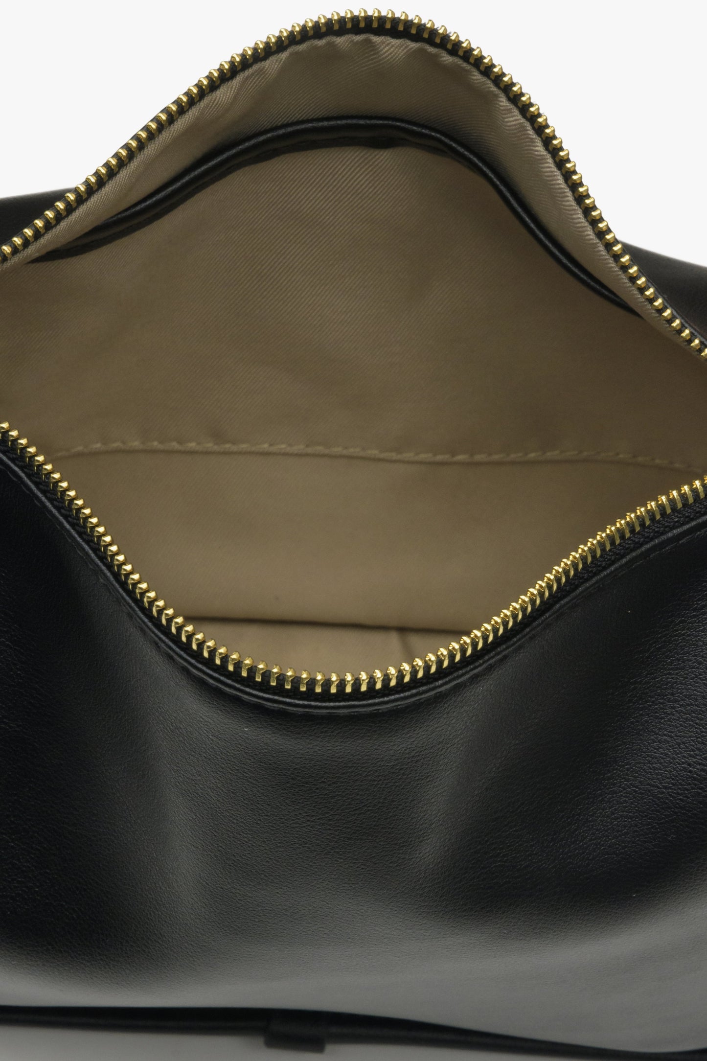 Skórzana czarna torebka damska na ramię Estro - zbliżenie do wnętrza modelu.