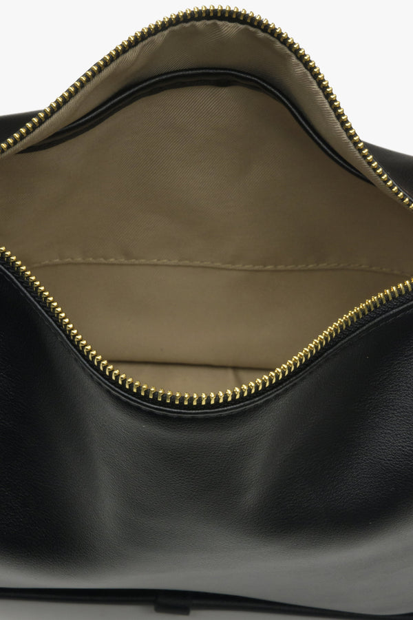 Skórzana czarna torebka damska na ramię Estro - zbliżenie do wnętrza modelu.