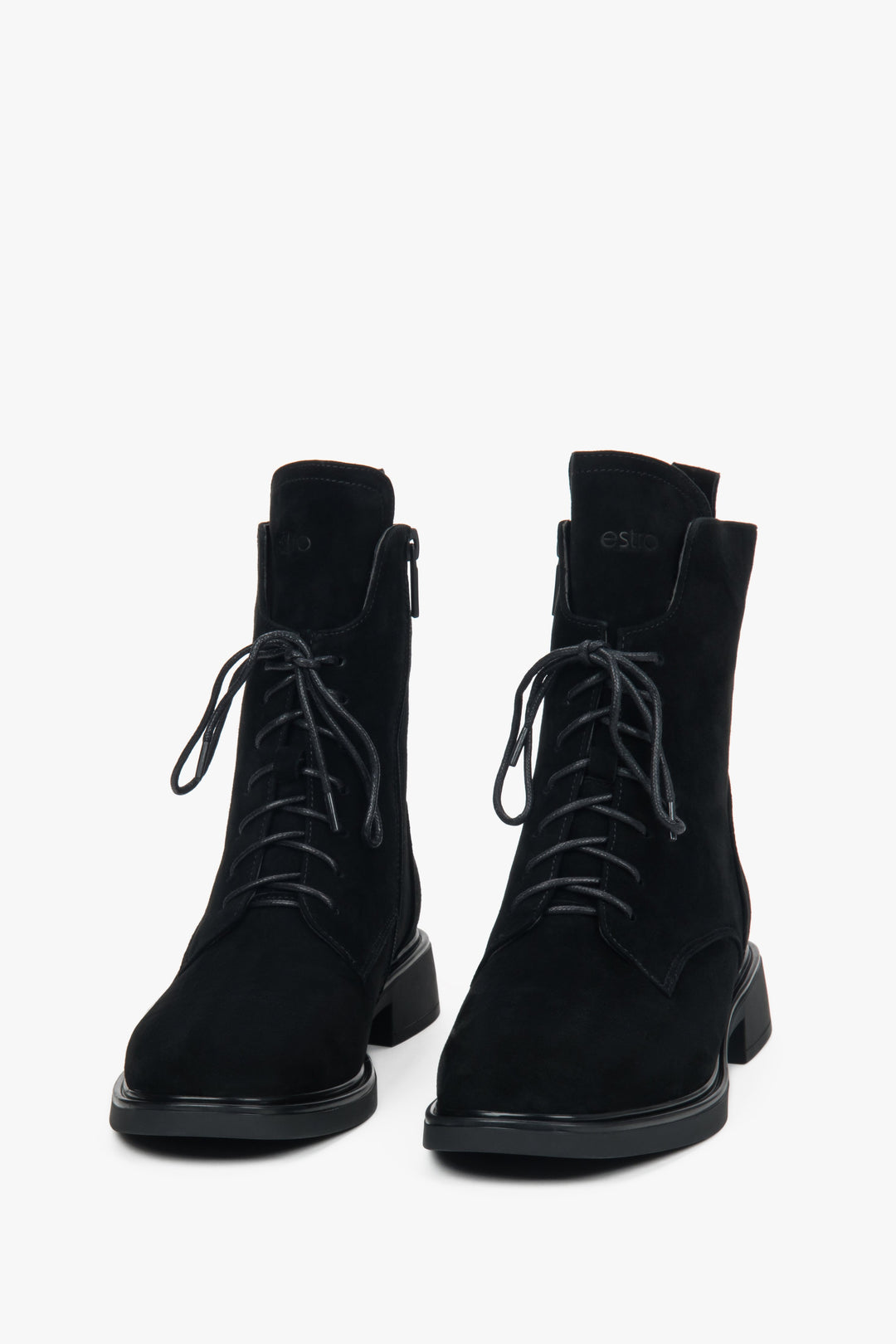 Damskie zimowe trzewiki z naturalnego weluru, z ozdobnym sznurowaniem i futrzanym wnętrzem.