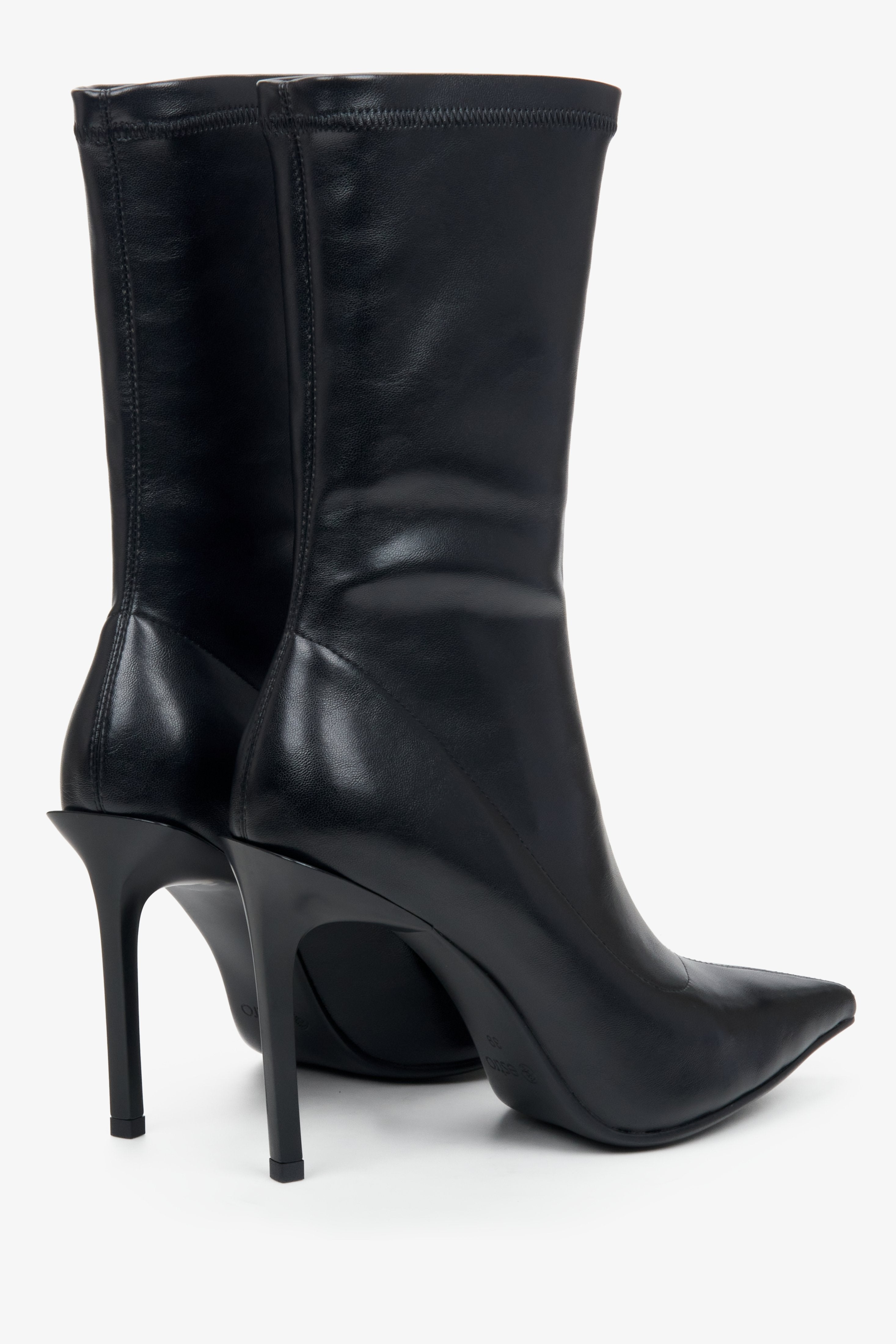 Botki damskie z podwyższaną cholewą w kolorze czarnym Estro - zbliżenie na linię boczną buta.