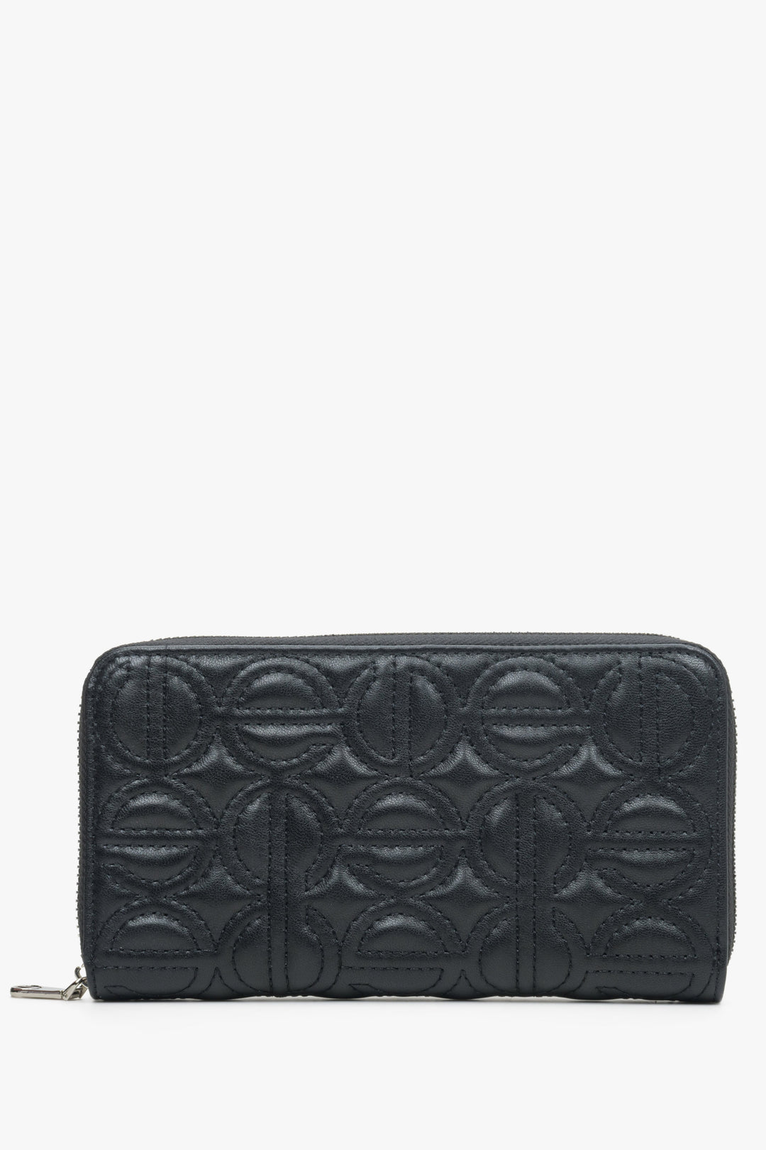 Duży, czarny portfel damski z suwakiem marki Estro.