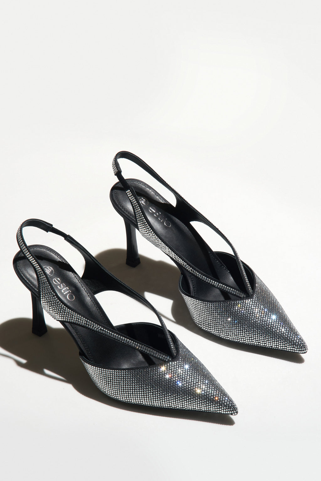 Czółenka typu slingback w kolorze czarnym Estro.