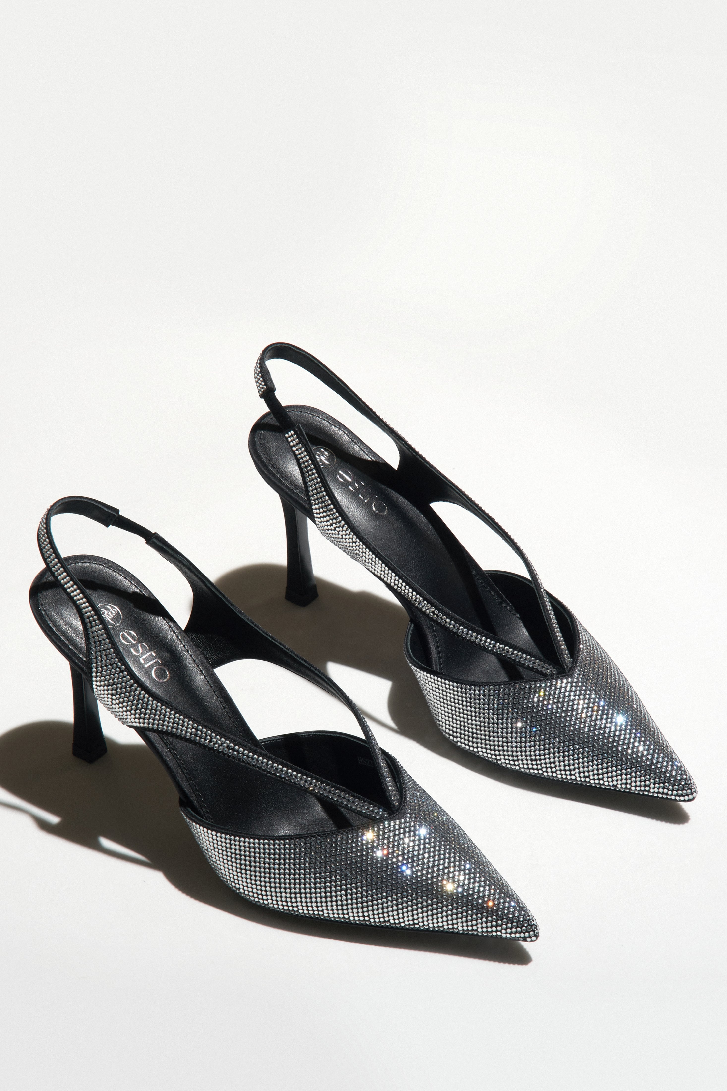 Czółenka typu slingback w kolorze czarnym Estro.