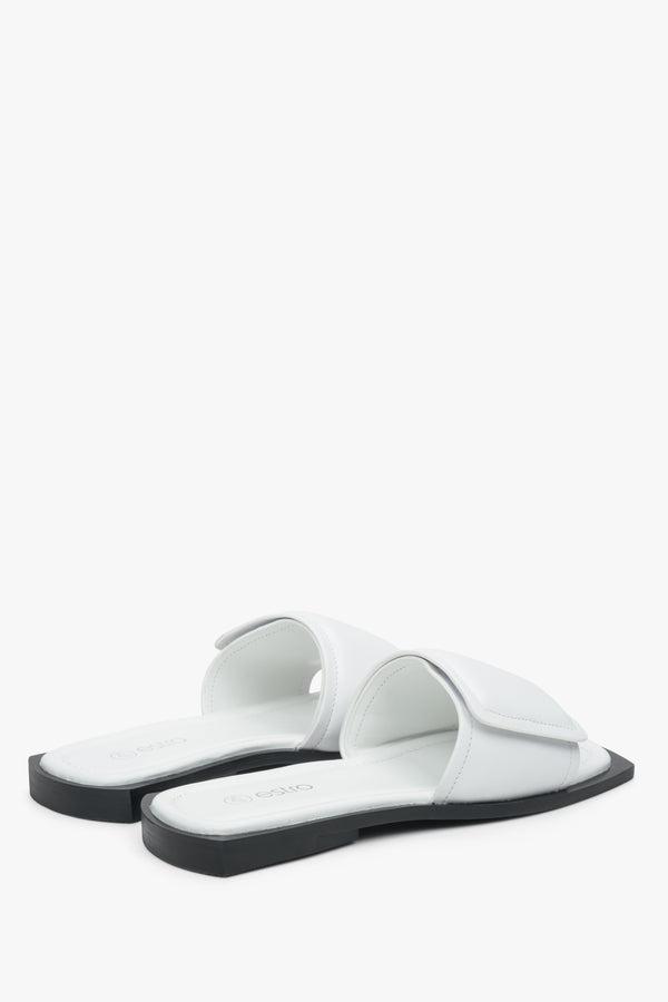 Białe, skórzane klapki damskie na płaskim obcasie Estro - zbliżenie na linię boczną i tylną część buta.