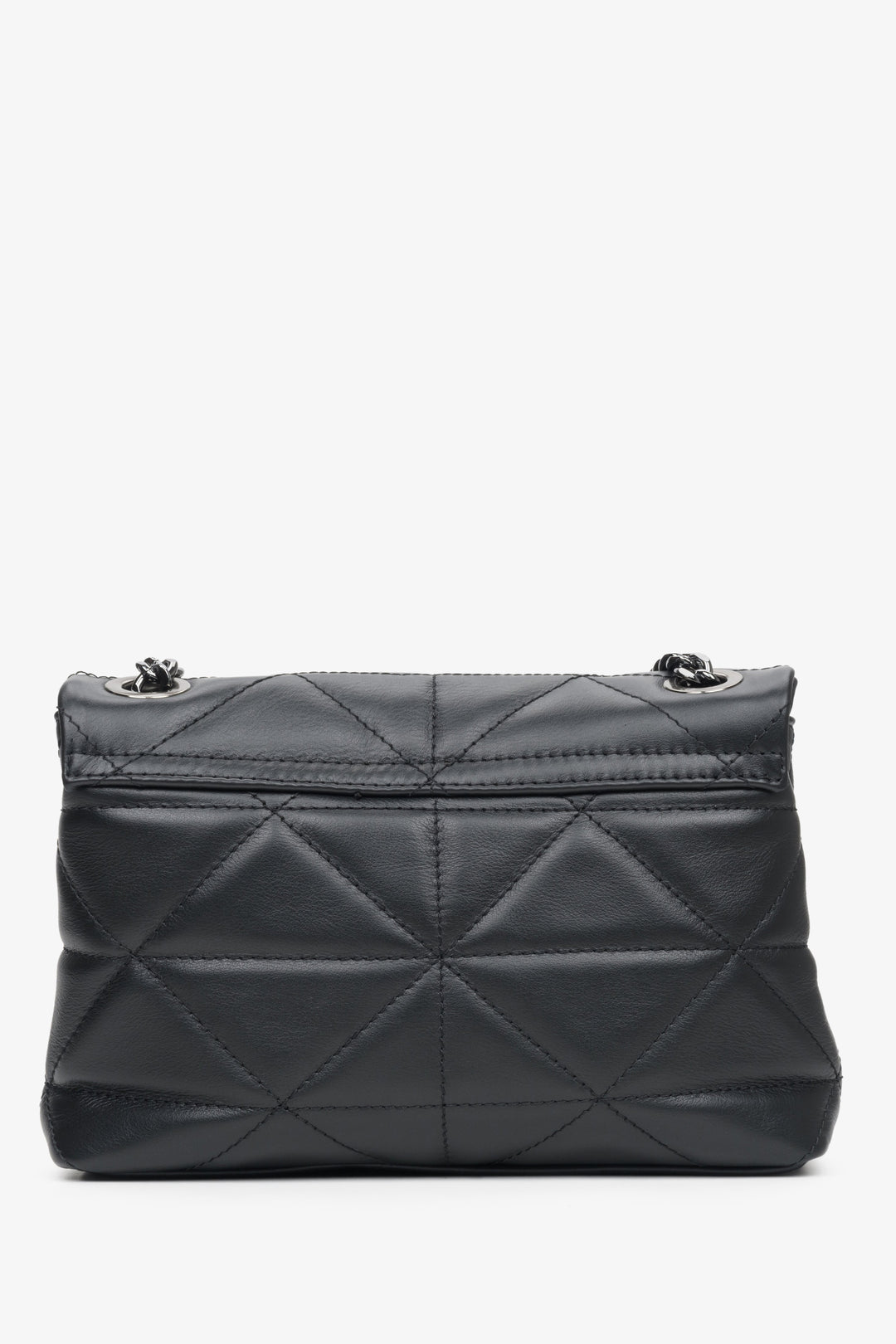 Torebka damska mała ze skóry naturalnej z pikowaniem i łańcuszkiem Estro  w kolorze czarnym - zbliżenie na tył modelu.