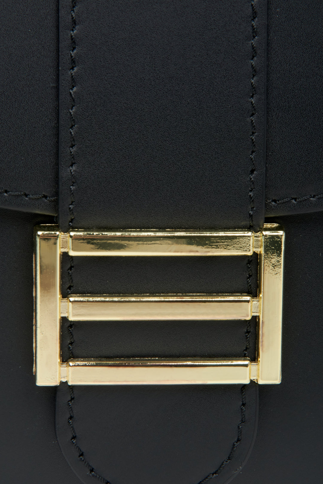 Czarna torebka damska podkowa ze złotymi okuciami marki Estro - zbliżenie na detale.