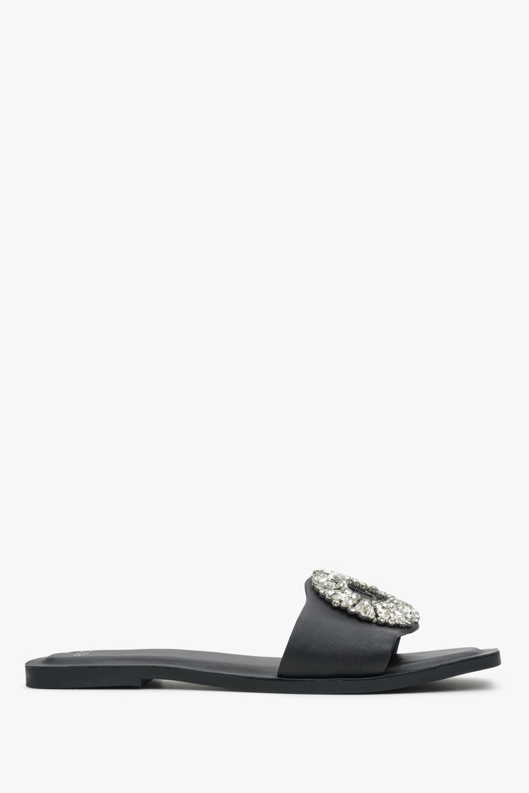 Czarne, skórzane klapki damskie na płaskim obcasie z okrągłą aplikacją Estro - profil buta.